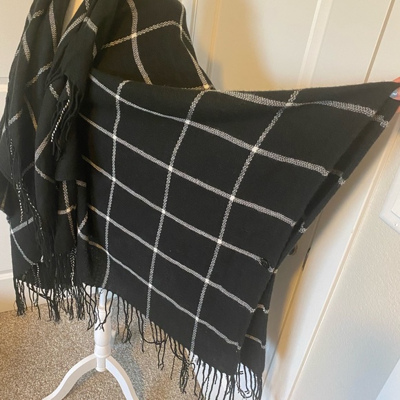 Francesca’s Ruana Shawl, OS - Picture 4 of 7